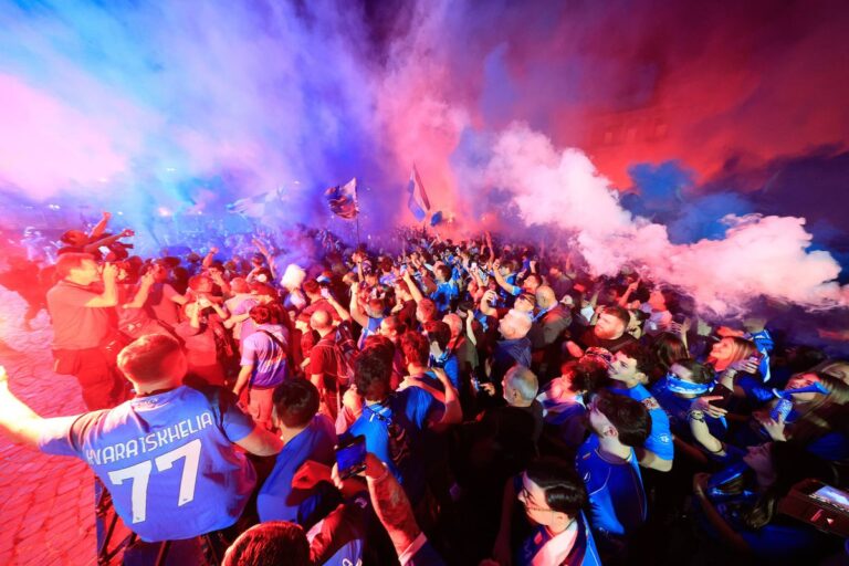 Napoli este campioana Italiei! NEBUNIE pe Stadio Diego Armando Maradona și în tot orașul