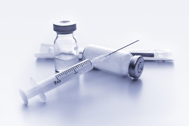 Vaccinare gratuită împotriva HPV până la vârsta de 26 de ani, atât pentru femei, cât și pentru bărbați – legea a fost adoptată