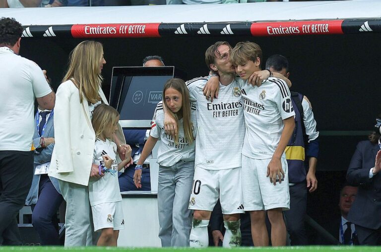 GALERIE FOTO            Copleșitor! S-au oprit în timpul meciului și au format garda de onoare pentru Luka Modric. Croatul, în lacrimi la ultimul lui meci pe „Bernabeu”