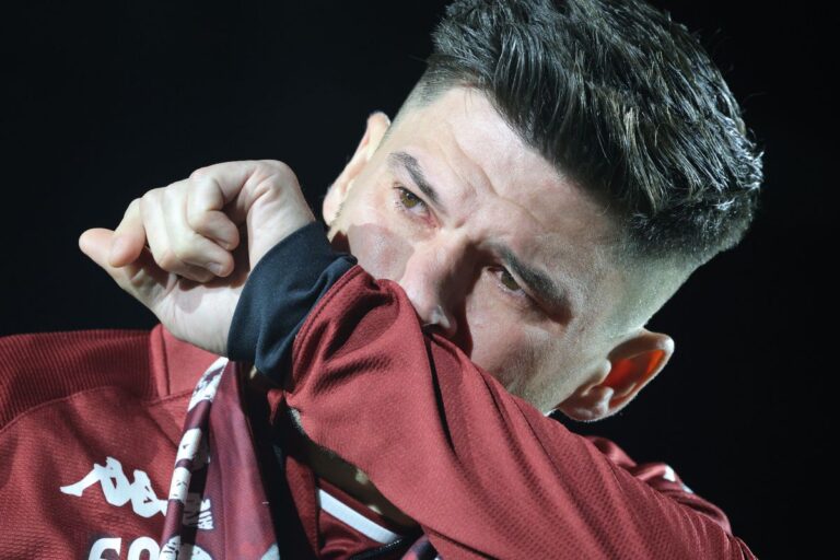 FOTO EMOȚIONANT                    Cristian Săpunaru s-a retras! Discurs în lacrimi al fotbalistului: „Gata, s-a terminat” » Fanii Rapidului, la înălțime: „Ține minte, îți stă bine președinte”