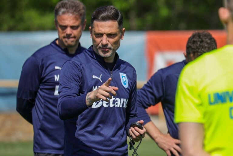 EXCLUSIV                    Mirel Rădoi nu-l vrea în sezonul următor la Universitatea Craiova! În replică, fotbalistul se poate umple de bani în Qatar
