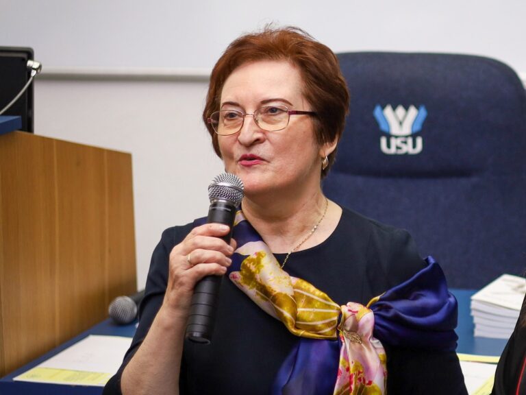 Zeci de elevi olimpici de gimnaziu, pedepsiți prin depunctare și mustrare publică la Olimpiada națională de Cultură și Spiritualitate Românească, după ce au contestat notele / Mina Rusu, președinta competiției și reprezentanta Ministerului Educației și Cercetării: Cum poți să contești oare harul colegului cu care tu ai concurat? Aș scoate cuvântul „contestație” din dicționar