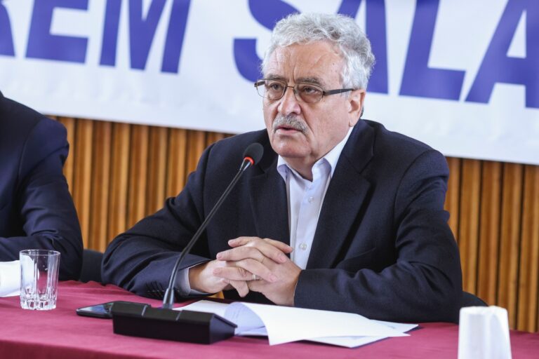 Se creează o discriminare între profesori, dacă nu sunt cuprinse în statele de plată pentru luna iunie 2025 și sumele acordate prin hotărâri judecătorești, semnalează președintele FSLI, Simion Hăncescu, într-o adresă către ministrul Daniel David