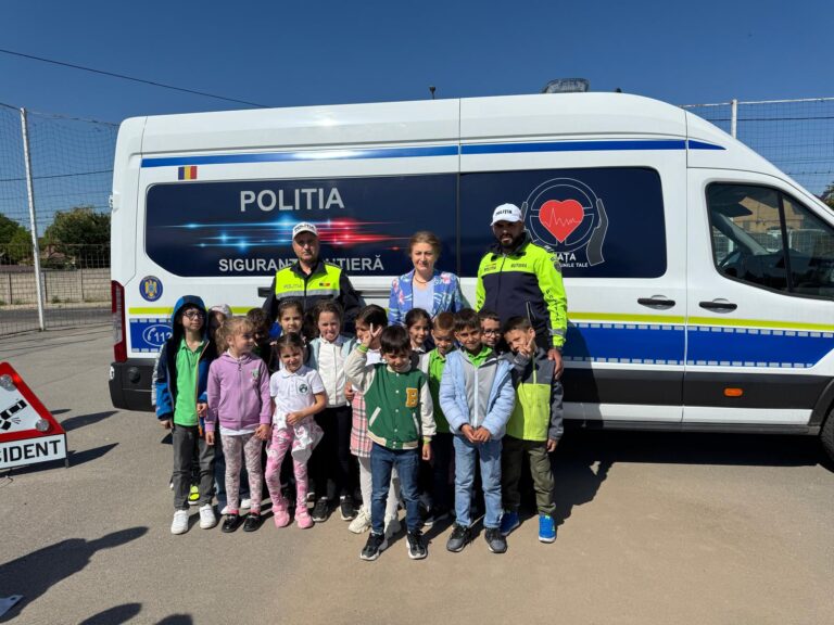 Polițiștii rutieri din Olt, lecție de siguranță rutieră pentru elevii din Caracal