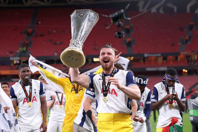 FOTO            Radu Drăgușin, cu tricolorul pe podiumul Europa League » România, din nou în elită: imagini emoționante pe San Mames