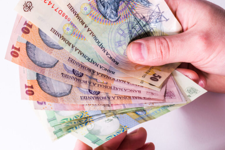 Curtea de Conturi recomandă recuperarea sumelor plătite „necuvenit” ca prime de carieră didactică în 2023 – raport / Primele promise de Guvernul Ciucă pentru închiderea grevei generale a profesorilor au fost acordate în fals dintr-un program european, fără să fie aprobată vreo finanțare pentru acestea de către Comisia Europeană