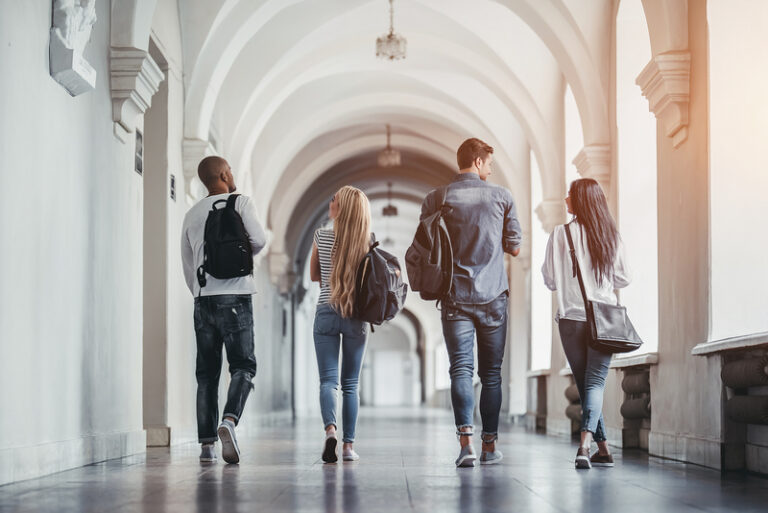 Romania are nevoie de acces simplificat la studii superioare, spune OCDE, care propune un sistem centralizat de înscriere și admitere în universități