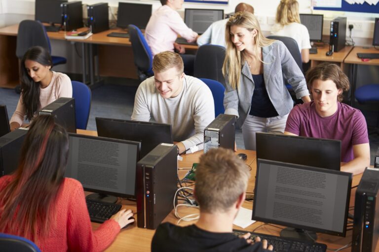 Românii au o părere bună despre abilitățile lor digitale, deși țara este pe ultimul loc în UE în ceea ce privește competențele digitale de bază – studiu al Ministerului Educației