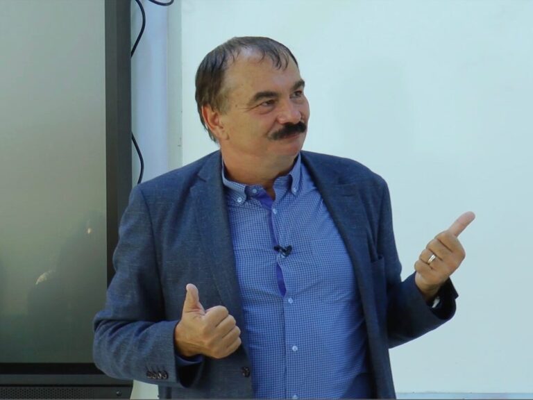VIDEO Mircea Miclea: Inteligența Artificială va produce o mutație ecologică. Acest lucru se întâmplă cu toate tehnologiile critice. Funcția principală a școlii, în noul ecosistem, este de a ne face autonomi prin cunoaștere. Cu cât știm mai mult, cu atât suntem mai puțin vulnerabili la manipulări