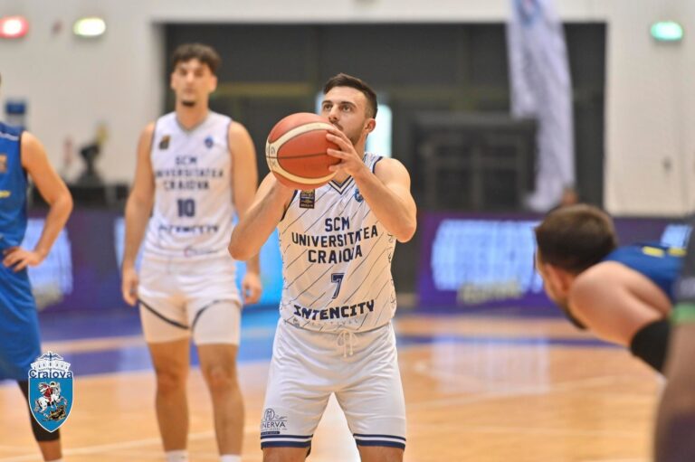 Baschet / SCMU Craiova a pierdut la două posesii primul meci cu Rapid