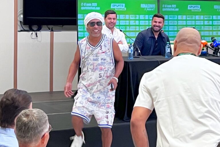 VIDEO+FOTO                    „Vrăjitorul” sfios a „topit” Clujul » După 24 de ore în România, Ronaldinho și-a spus primele impresii și a răspuns la întrebarea GSP: „Nici în cel mai îndrăzneț vis nu mă gândeam!”