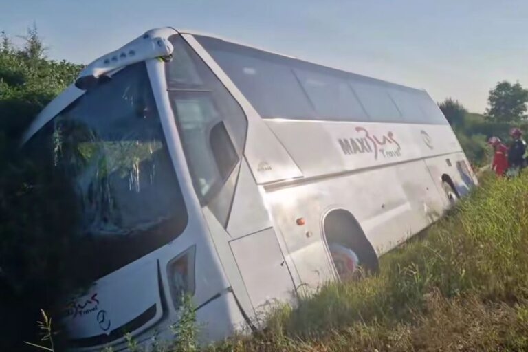 BREAKING NEWS                    Accident grav pe Autostrada Soarelui: autocarul răsturnat transporta o echipă de baschet de copii » Un pasager și-a pierdut viața, un copil e intubat