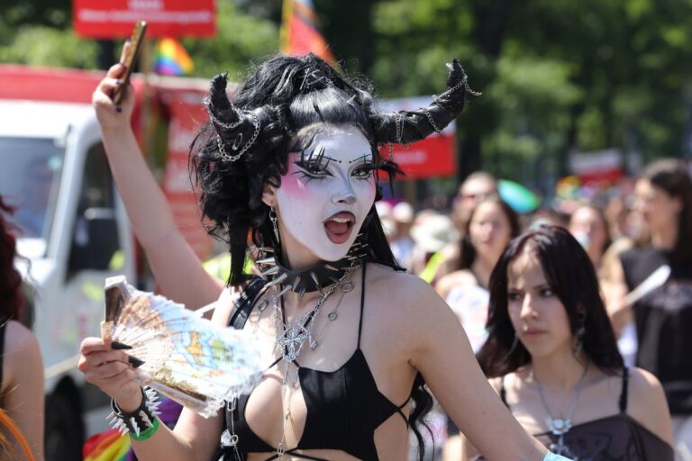 ATENȚIE, IMAGINI ȘOCANTE                    Gigi, unde e agheasma? Am asistat la Pride Vienna, unde am văzut oameni-câini, bărbați acoperiți doar cu… o șosetă, copii și mii de oameni în vestimentații excentrice