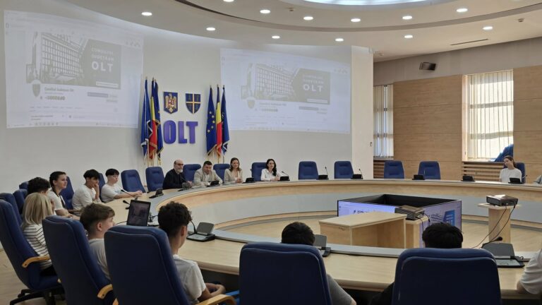 „Ora de educație socială în Sala Europa”. Elevii de la „Nicolae Titulescu” în vizită la Consiliul Județean Olt