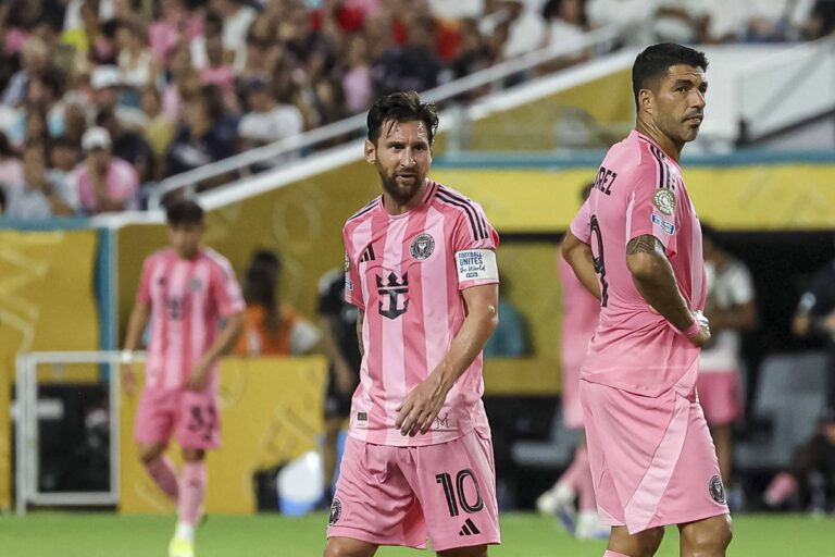 GALERIE FOTO            Lionel Messi și Luis Suarez au deschis Campionatul Mondial al Cluburilor » Ceremonia a fost impresionantă
