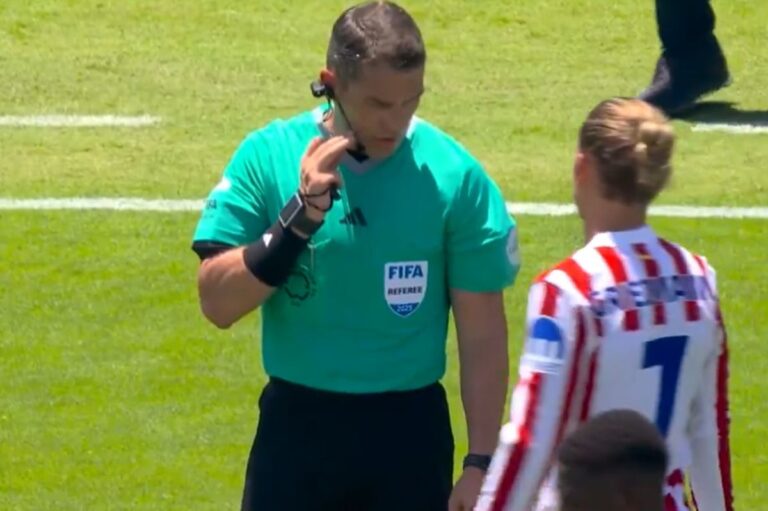 FOTO            Istvan Kovacs, la microfon! Momentul serii pentru român la PSG – Atletico » A aplicat în premieră noua regulă din fotbal