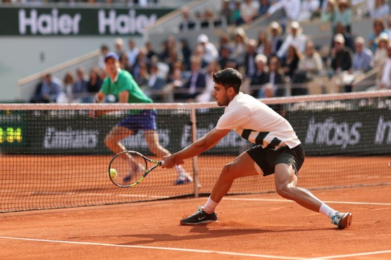 LIVE            Sinner – Alcaraz, cea mai lungă finală din istoria Roland Garros » Setul DECISIV a intrat în TIE-BREAK: scene incredibile la Paris