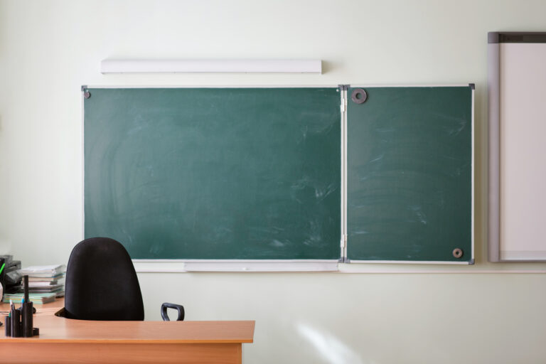 Profesorul de religie Mihai Floroaia, judecat în prezent pentru folosirea abuzivă a funcției în scop sexual, a depus dosarul pentru gradație de merit și a obținut 123 de puncte din 150 / Inspectoarea generală adjunctă din Neamț: Ar putea fi modificate criteriile pentru acordarea gradației de merit, ca persoana în cauză să fie suspendată pe perioada cercetării penale, ca în cazul cercetării disciplinare