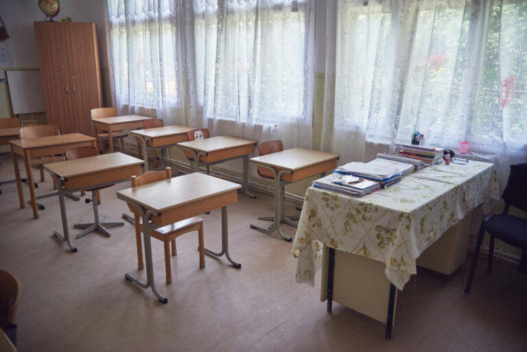 ANALIZĂ Eșecul instituțional al PNRAS: În runda I, peste 140 de școli nu au cheltuit niciun ban pentru reducerea abandonului școlar – raport al Ministerului Educației. Asta deși 356 de persoane din inspectoratele școlare au fost plătite cu 4,5 milioane de euro timp de 2 ani pentru a le ajuta să implementeze proiectele