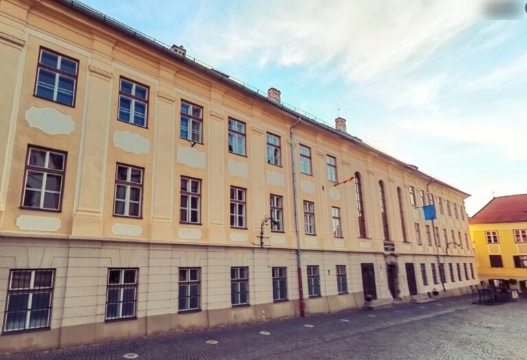 Școala în limba germană „asigurată” la Colegiul Național Brukenthal din Sibiu, în incapacitate legală, acoperită ani de zile de inspectorat și minister: 44% dintre orele  din perioada 2021-2025 au fost făcute în limba română, pentru că nu au existat și nu există profesori vorbitori de germană – date oficiale