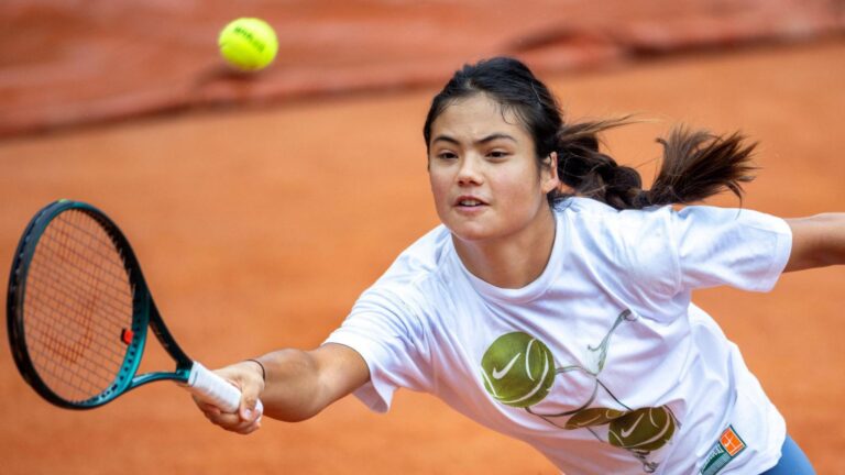 Tenis | Emma Răducanu a eliminat-o pe Cristina Bucșa la Queen’s (WTA)