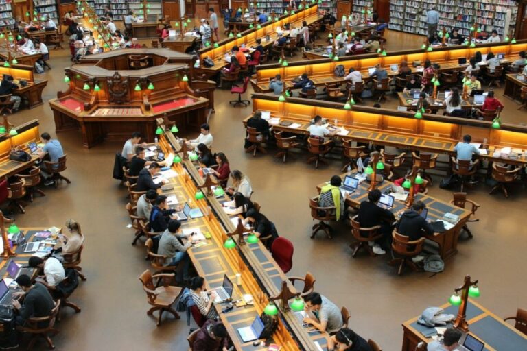 ANALIZĂ Cele mai multe instituții care acum 14 ani erau identificate, independent, ca universități de educație se declară acum universități de educație și cercetare sau de cercetare avansată, deși numărul absolvenților de masterat, doctorat și studii postuniversitare s-a prăbușit