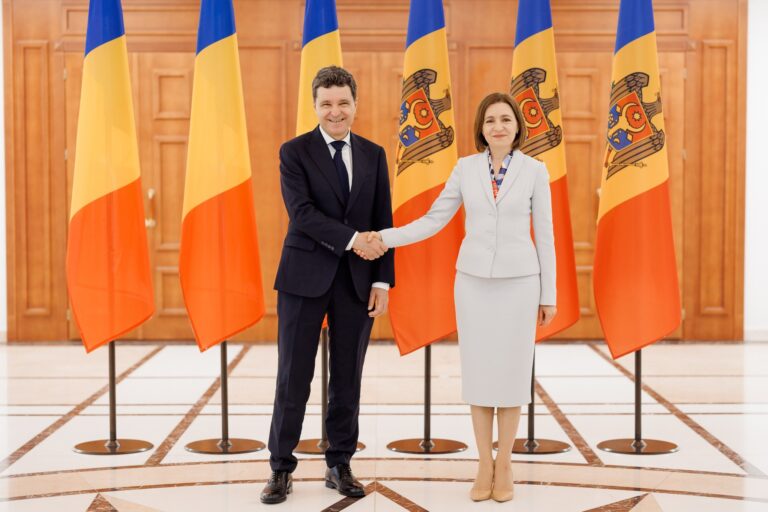 Maia Sandu, apel alături de Nicușor Dan: Pericolul nu a dispărut, dimpotrivă – se transformă, se adaptează și continuă să pândească, așteptând momentul potrivit să lovească din nou. De aceea, trebuie să rămânem vigilenți, să învățăm unii de la alții, să investim în educație