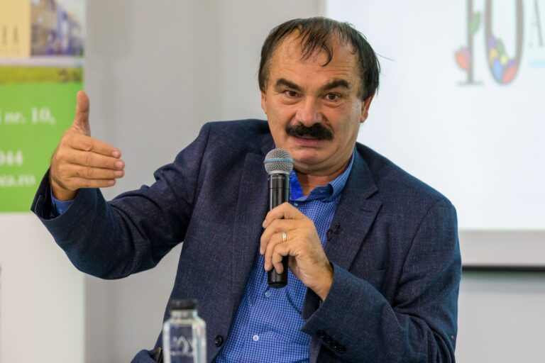 Mircea Miclea: Trăim într-un stat confiscat de grupuri care au puterea în mână, mai ales structurile de putere. Următorul guvern trebuie să facă statul transparent / Narativa că totul trebuie rezolvat prin educație convine foarte bine acestor grupuri de interese care continuă să utilizeze statul în folosul propriu, așteptând ca peste vreo 5-10 ani să se schimbe eventual educația
