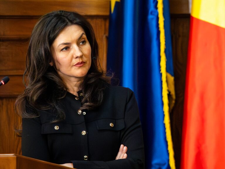 Războiul ministrului Educației cu profesorii și tăcerea în fața politicului