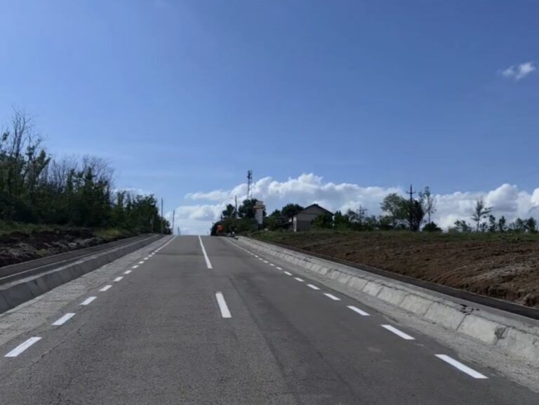 VIDEO. Vara aduce un nou val de lucrări pe drumurile județene din Olt. Consiliul Județean accelerează modernizările pentru siguranța și confortul traficului