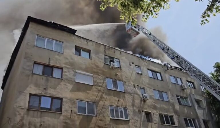 VIDEO. Incendiu de proporții la acoperișul unui bloc din Slatina. Intervenție în desfășurare a pompierilor olteni