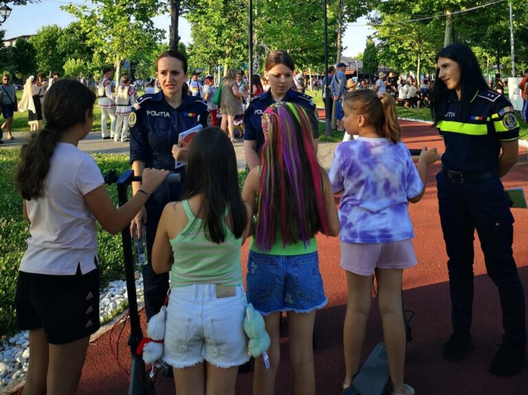 Polițiștii olteni, alături de copii în Parcul Tineretului. Lecții de siguranță la „Călușul Românesc”