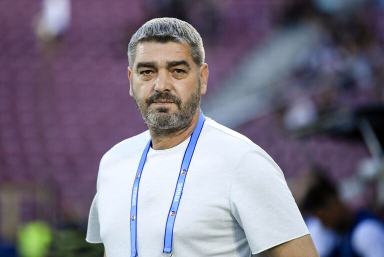 BREAKING NEWS                    Antrenor nou în Superliga: Liviu Ciobotariu a semnat pe două sezoane!
