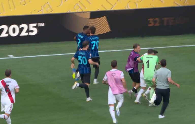 GALERIE FOTO            Scene ireale după Inter – River » Cristi Chivu a sprintat și l-a luat de guler + Dumfries a fugit la vestiare pentru a evita haosul