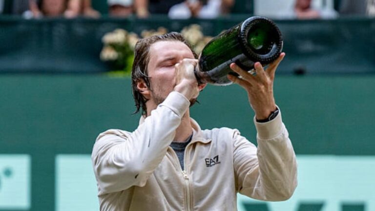 Tenis | Aleksander Bublik a sărbătorit după finala turneului de la Halle (ATP)