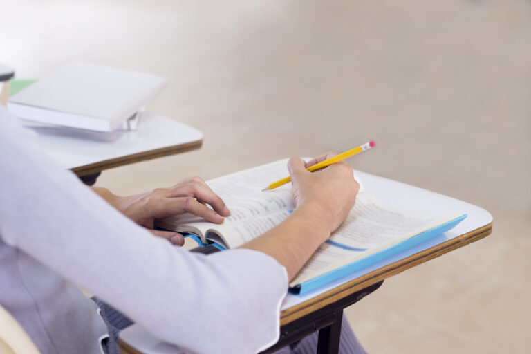 Protest public al ANPRO – Asociația Națională a Profesorilor de Limba română, față de planurile-cadru puse în dezbatere și declarația ministrului că nu s-a tăiat nicio oră la liceele teoretice: Considerăm cu adevărat revoltător inducerea în eroare a opiniei publice. Ați tăiat o oră de Română pe săptămână din trunchiul comun la clasele a IX-a, a XI-a și a XII-a