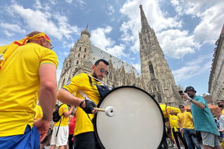 CORESPONDENȚĂ DIN AUSTRIA            „Zidul Galben” a invadat Viena » Imagini splendide din Stephansplatz cu suporterii români