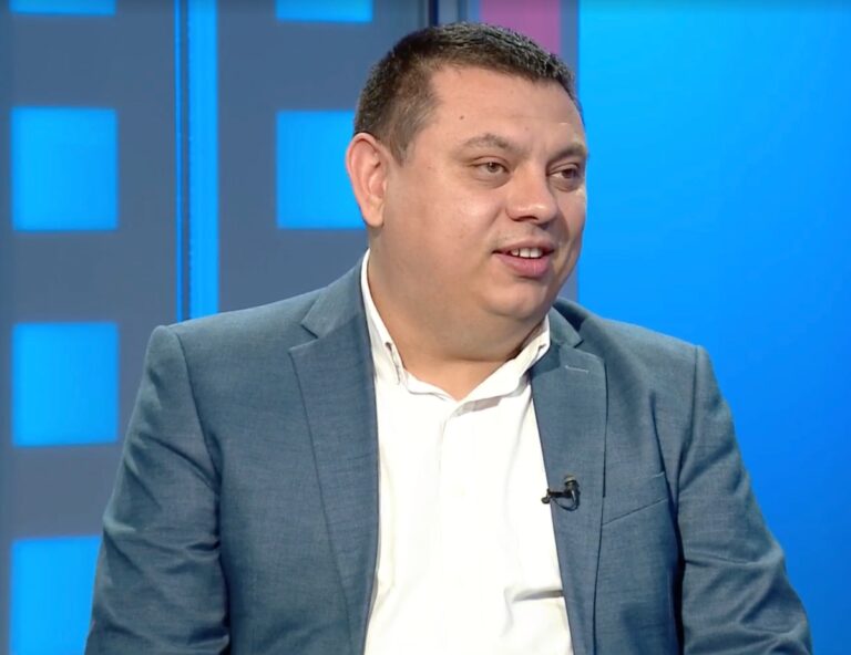Profesorul Liviu Drăghici: Periodic, treaba asta cu creșterea normei didactice pentru profesori se tot aruncă în spațiul public de parcă profesorii n-ar lucra decât acele 18 ore pe săptămână. Dar noi nu suntem mină sau brutărie să putem cuantifica numeric activitatea profesorului