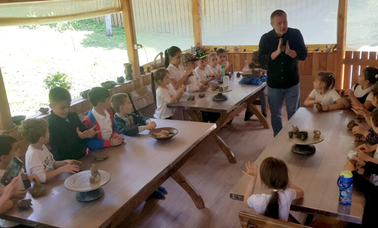 Vacanță creativă la Muzeul Județean Olt. Ateliere inedite pentru copii și adulți