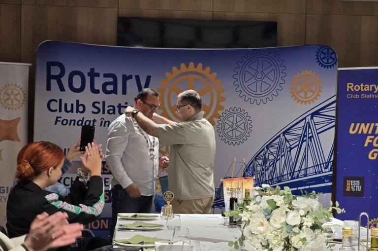 Rotary Club Slatina. Paul Dogaru predă colanul lui Alin Calotă