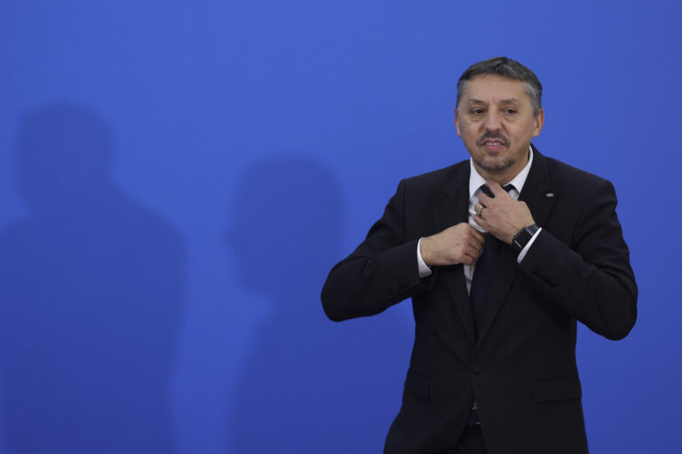 EXCLUSIV Daniel David anunță că blochează de acum înainte un institut de cercetare – IȘE – să mai răspundă independent solicitărilor presei. Ministrul Educației și Cercetării confirmă că a cenzurat răspunsul transmis în numele Institutului de Științe ale Educației către Edupedu.ro și nu publică nici acum analiza cercetătorilor asupra măsurilor din Legea Bolojan