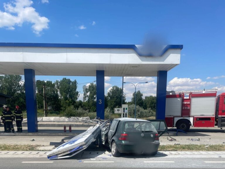 Accident pe DN6 în Stoenești. Cinci persoane, inclusiv trei copii, au ajuns la spital după ce un autoturism a lovit un panou publicitar