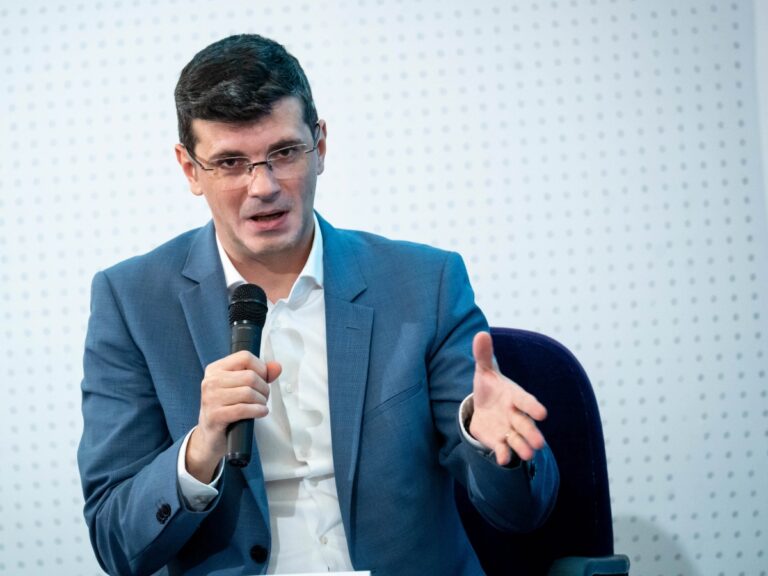 Mai multă predare și mai puțină răbdare – reacție la cald după justificarea CCR că norma de predare crescută nu duce la creșterea numărului de ore pe săptămână a activității profesorilor