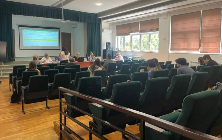 REPORTAJ Titularizarea – ultima ședință publică de repartizare înainte de trecerea forțată la 80 de ore de predare pe lună: unii profesori nu au mai prins un loc titularizabil, chiar dacă au avut medie peste 8.50 / Se pot face reforme, dar nu așa, să sperii oamenii, spune o profesoară de chimie / Inspector, către candidați: Nici noi n-am dat petrecere când s-a modificat legea