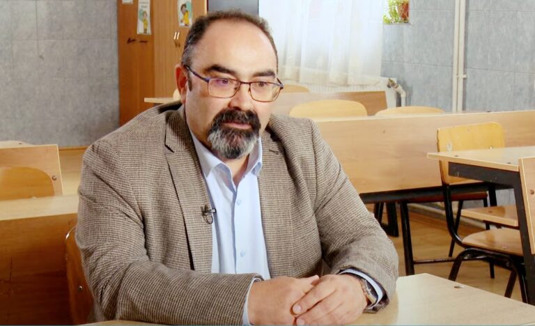 Un director de școală, de cele mai multe ori, este și puțin contabil, și puțin administrator, câteodată și femeie de serviciu, spune Viforel Dorobanțu, manager școlar: Directorii ar trebui să nu mai aibă nicio oră de predare / Din toamnă, obligația de predare crește până la 40 de ore pe lună pentru toți directorii, potrivit Legii Bolojan