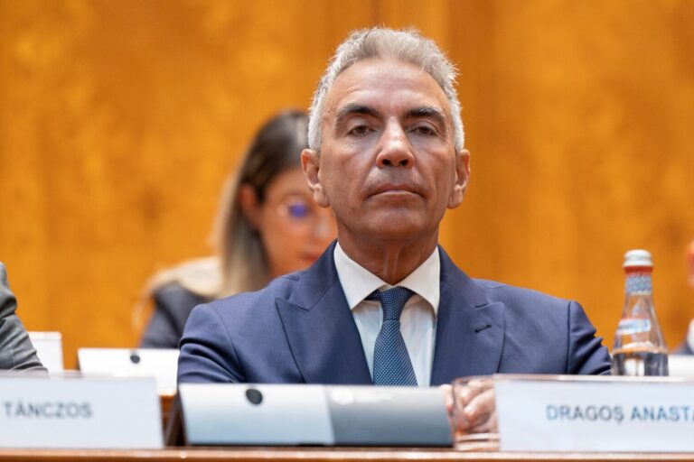 Vicepremierul Dragoș Anastasiu ar fi recunoscut în instanță că a dat mită timp de 8 ani fostei inspectoare ANAF Angela Burlacu, ca „formă de protecție” pentru una dintre firmele sale / Anastasiu este avizatorul proiectelor cu impact bugetar ale Ministerului Educației