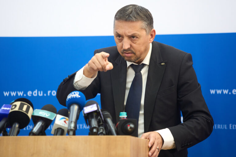 Reacția ministrului Daniel David în cazul de cenzură masivă asupra analizei cercetătorilor IȘE pe măsurile din Legea Bolojan: Nimeni în știință nu se poate aștepta să scrie ceva, care ulterior să fie asumat direct și necritic instituțional chiar sub antetul ministerului pe care îl analizează / Oficialul nu contestă investigația, ci acuză „practici care trebuie să se schimbe” la IȘE