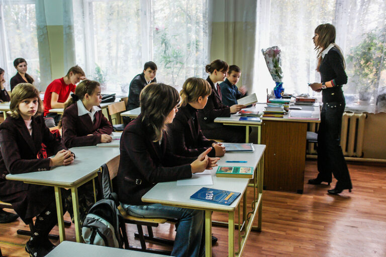 Directorii școlilor și inspectorii școlari din zone izolate mai pot lua ore la plata cu ora, dar cu aprobarea inspectoratului școlar – proiect de metodologie