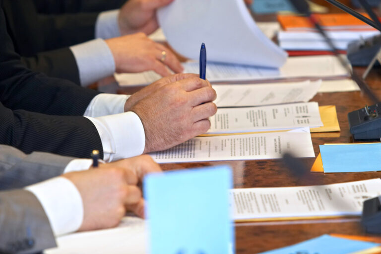 Dublă măsură în Legea Bolojan: norma didactică nu crește obligatoriu și pentru profesorii universitari, ci doar pentru cadrele didactice din preuniversitar