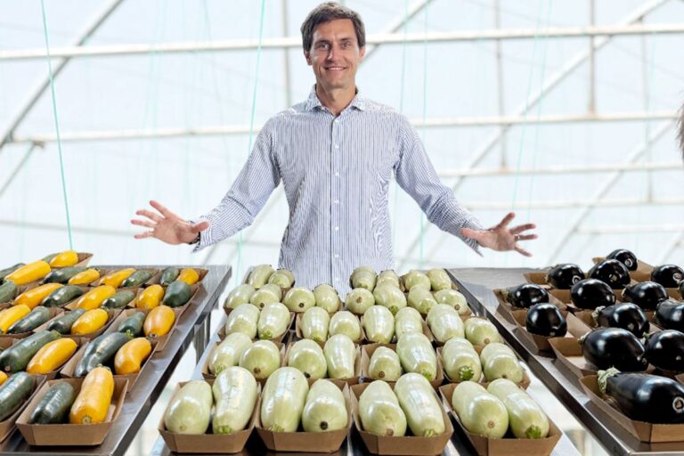 IMAGINI SPECTACULOASE                    „Din 2020 sunt agricultor” » Ciprian Tătărușanu a lăsat fotbalul pentru dovlecei, zucchini și vinete bio! Fostul portar și-a prezentat afacerea: „Așa trebuie să fie o legumă de calitate”